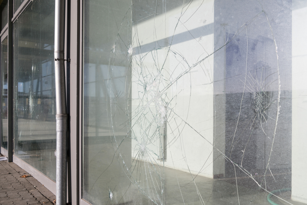 Comment remplacer une vitre cassée ?