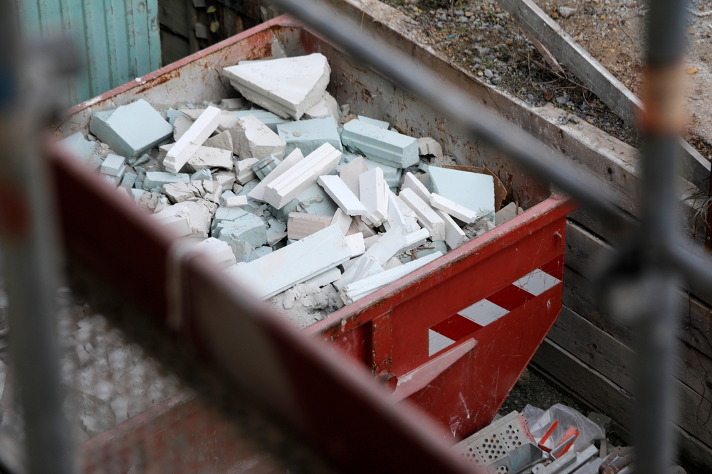 Évacuation des gravats lors de rénovations : La solution des containers de location