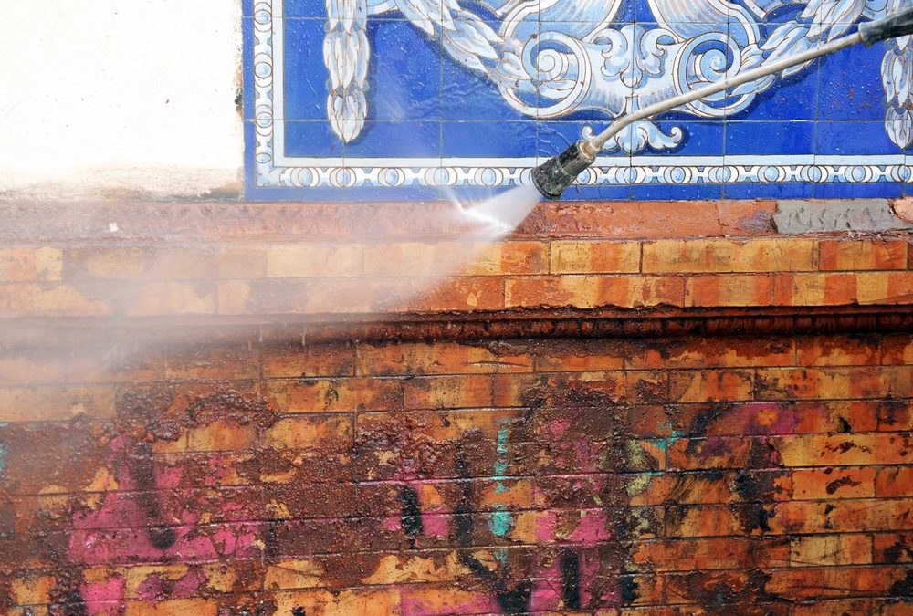 Nettoyage de graffitis : quelles sont les méthodes les plus efficaces selon le type de support ?